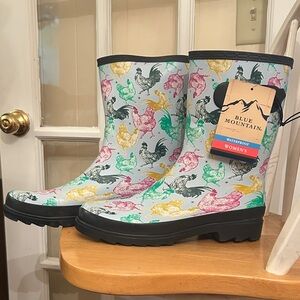 Size 10 Blue Mountain Women's Multicolor Rooster Print Rain Boots ~NWT